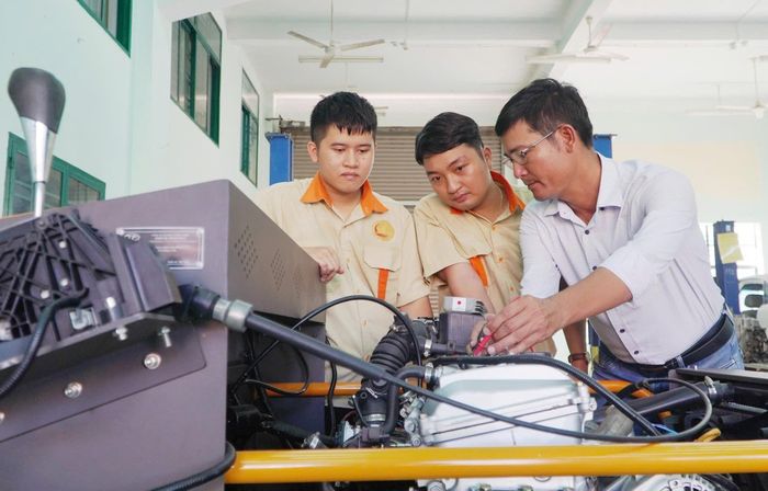Học sinh vừa học nghề, vừa học THPT tại Trường Cao đẳng Quảng Nam và có cơ hội làm việc cao khi tốt nghiệp. Ảnh: HỒ QUÂN