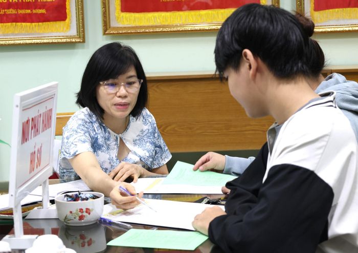 Học sinh tìm hiểu nộp hồ sơ tại Trường THPT Quang Trung (phường Thanh Khê) sáng 9/6. Ảnh: NGỌC HÀ