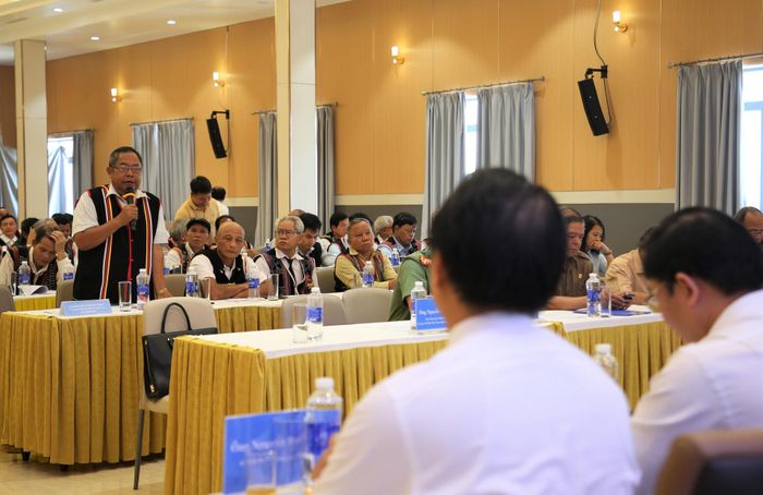 Ông Dương Lai, người có uy tín xã Trà Liên chia sẻ ý kiến với lãnh đạo thành phố tại hội nghị tuyên truyền các nghị quyết của Đảng vừa được tổ chức. Ảnh: ALĂNG NGƯỚC
