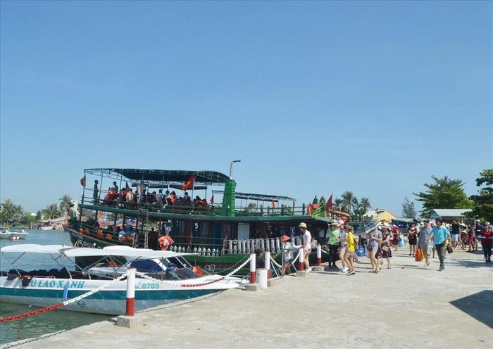 Du khách tham quan tour du lịch Cửa Đại - Cù Lao Chàm. Ảnh: V.LỘC
