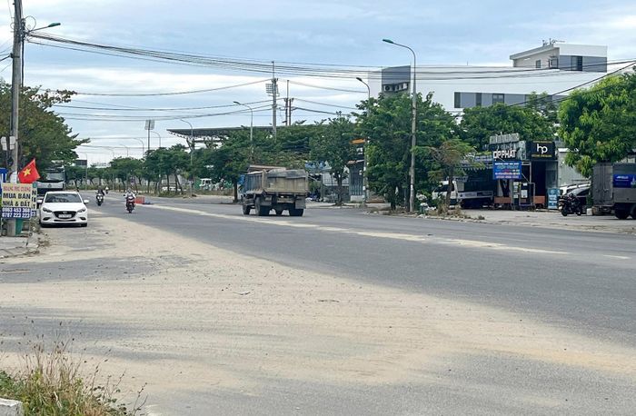 Đất cát rơi vãi trên đường Mai Chí Thọ (ảnh chụp chiều ngày 9/6/2026). Ảnh: LÂM VIÊN