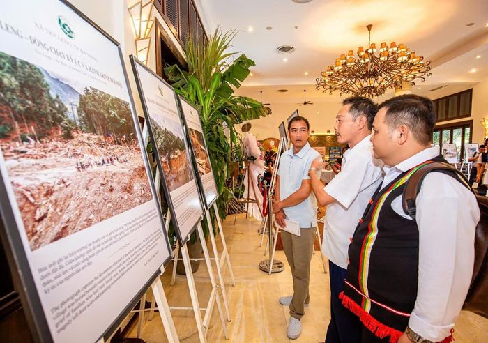 Tham quan triển lãm “Trà Leng - Dòng chảy ký ức và sự hồi sinh”. Ảnh: Huỳnh Văn Truyền
