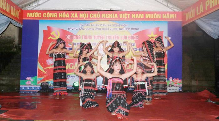 Trung tâm Cung ứng dịch vụ sự nghiệp công xã Sông Kôn tổ chức tuyên truyền lưu động về bầu cử. Ảnh: KHẢI KHIÊM