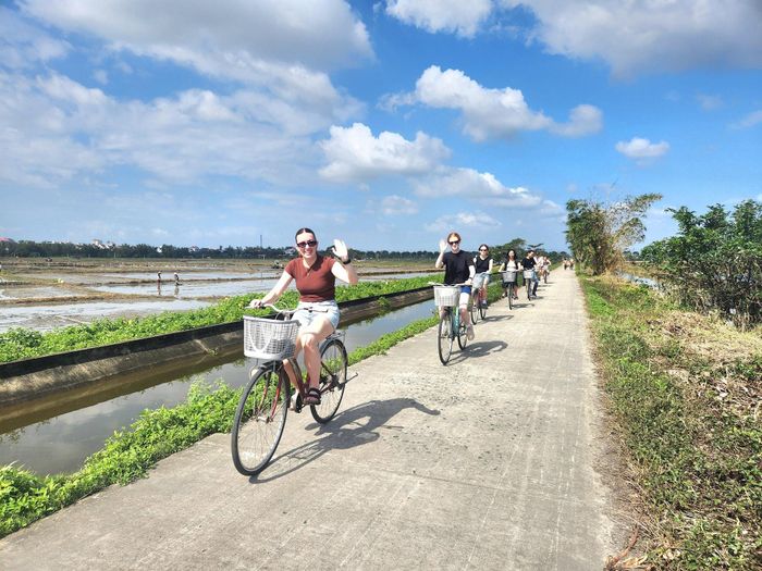 Các thị trường khách từ thị trường châu Âu yêu thích khám phá làng quê ven đô Hội An bằng xe đạp. Ảnh: QUỐC TUẤN