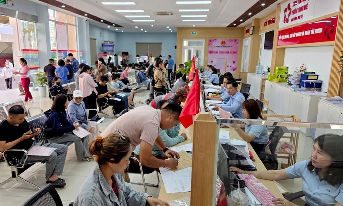 Hoạt động giao dịch tại Trung tâm Phục vụ hành chính công phường Thanh Khê. Ảnh: TRỌNG HUY