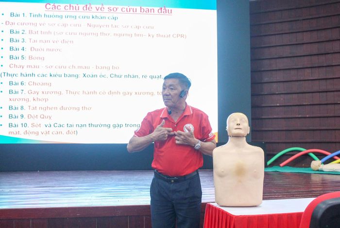 Giảng viên hướng dẫn kỹ năng phòng, chống tai nạn đuối nước. Ảnh: QUỐC CƯỜNG