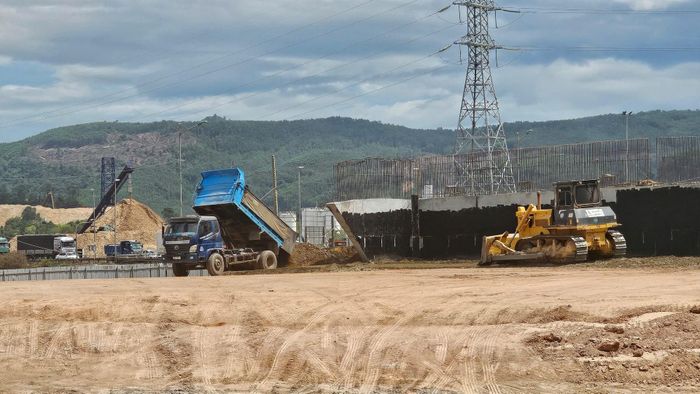 Thi công Dự án nút giao quốc lộ 14B với cao tốc Đà Nẵng - Quảng Ngãi. Ảnh: THÀNH LÂN