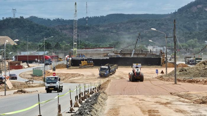 Thi công Dự án nút giao quốc lộ 14B với cao tốc Đà Nẵng - Quảng Ngãi. Ảnh: THÀNH LÂN