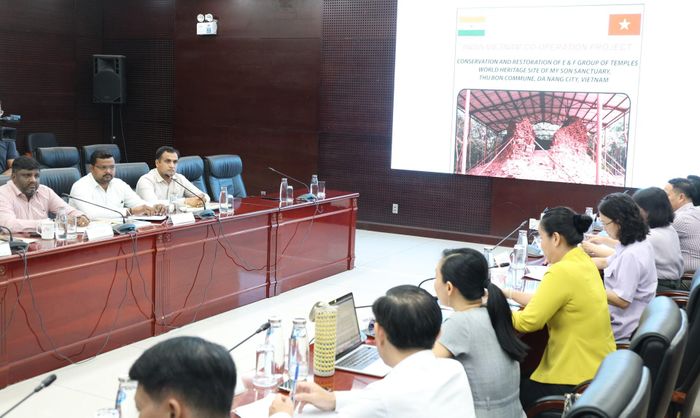 Đoàn khảo cổ thông tin về dự án bảo tồn, trùng tu nhóm E-F giai đoạn 2025 - 2029. Ảnh: NGỌC HÀ