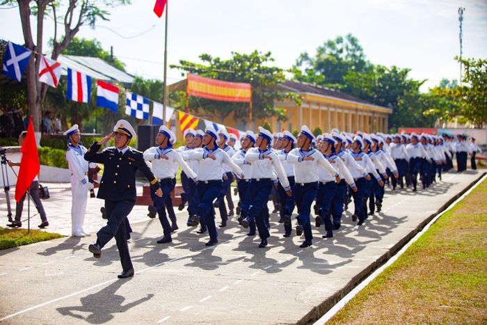 Chiến sĩ mới duyệt đội ngũ tại lễ tuyên thệ.
