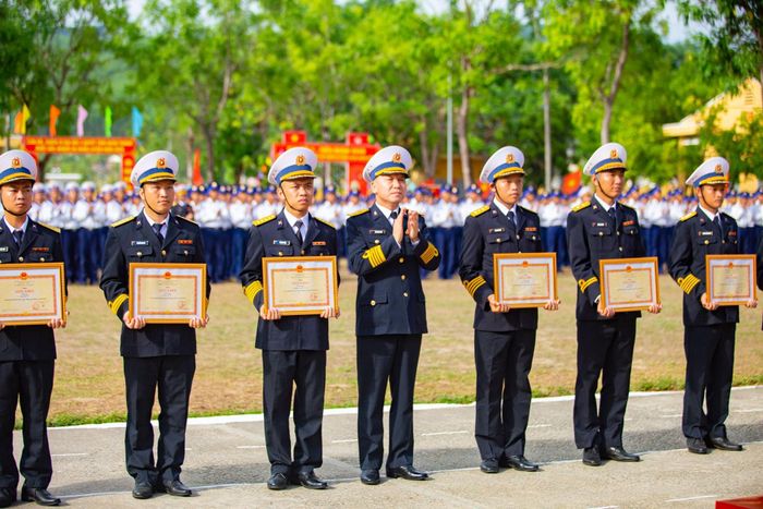 Lãnh đạo Bộ Tư lệnh Vùng 3 Hải quân trao giấy khen cho các tập thể, cá nhân có thành tích xuất sắc trong huấn luyện chiến sĩ mới năm 2026. Ảnh: BẢO LÂM