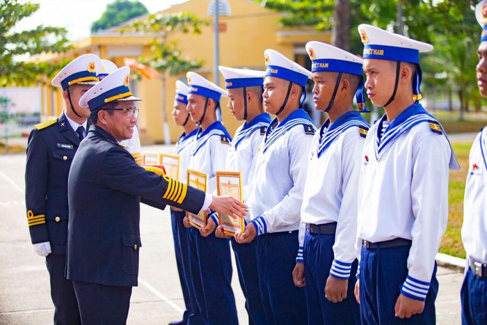 Đại tá Vũ Đình Hiển, Phó Tư lệnh, Tham mưu trưởng Vùng 3 Hải quân trao giấy khen cho các chiến sĩ có thành tích xuất sắc trong huấn luyện chiến sĩ mới năm 2026. Ảnh: BẢO LÂM