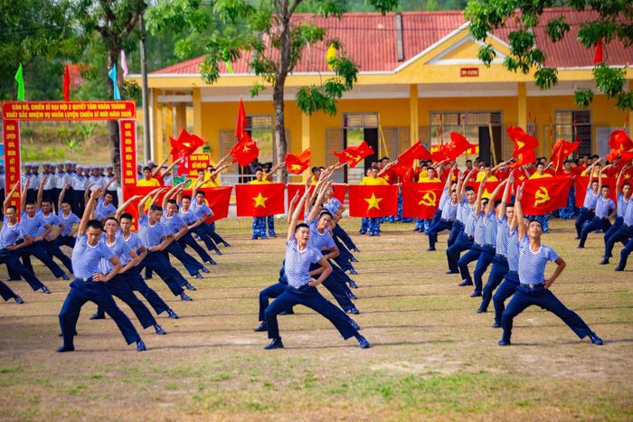 Chiến sĩ mới thực hiện màn đồng diễn thể dục sáng. Ảnh: BẢO LÂM