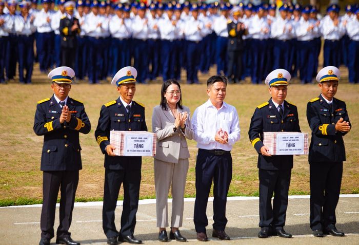 Đại diện các địa phương có quân nhân nhập ngũ tặng quà cho Bộ Tư lệnh Vùng 3 Hải quân. Ảnh: BẢO LÂM