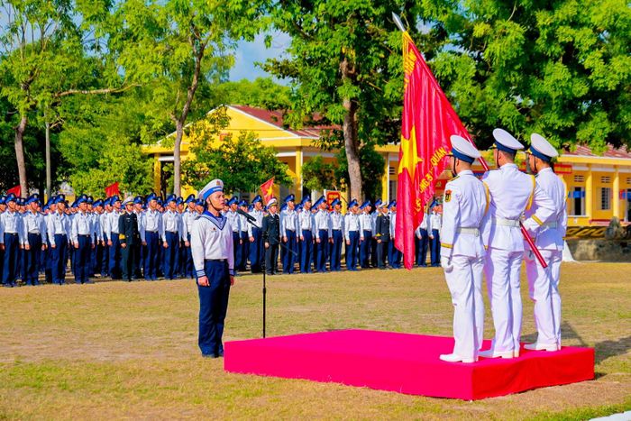 Chiến sĩ mới tuyên thệ trước Quân kỳ Quyết thắng. Ảnh: BẢO LÂM