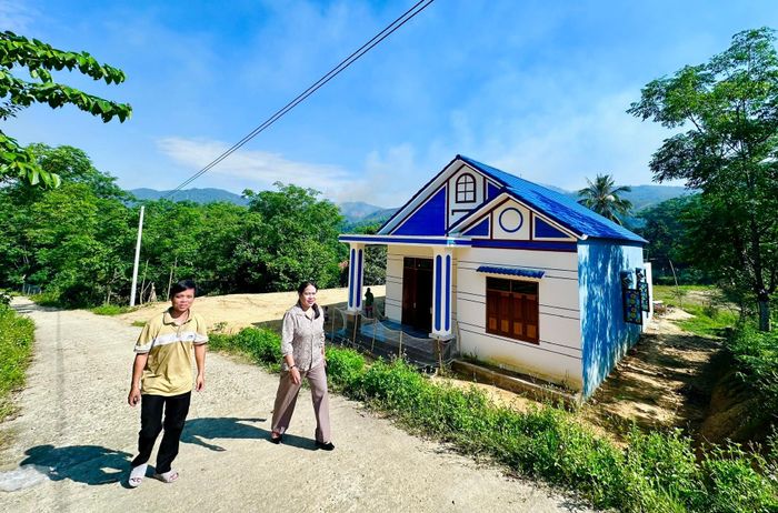 Các địa phương kiến nghị việc sắp xếp thôn, tổ dân phố ở miền núi cần phù hợp điều kiện địa bàn rộng, dân cư phân tán, giao thông còn khó khăn. Ảnh: ALĂNG NGƯỚC