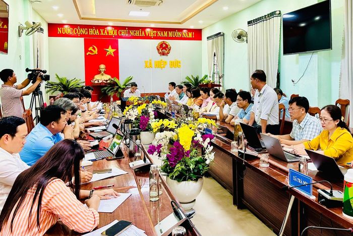 Đại diện lãnh đạo các xã báo cáo thực trạng tổ chức, hoạt động của thôn, tổ dân phố và phương án sắp xếp thôn, tổ dân phố. Ảnh: ALĂNG NGƯỚC