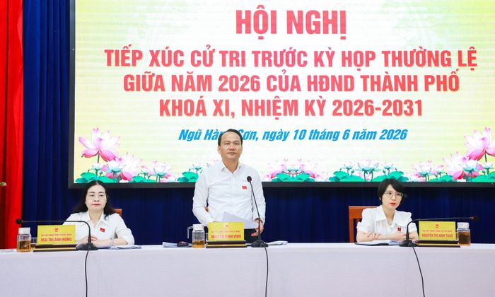 Phó Bí thư Thường trực Thành ủy Nguyễn Đình Vĩnh (giữa) và các đại biểu HĐND thành phố dự buổi tiếp xúc cử tri. Ảnh: NGỌC PHÚ