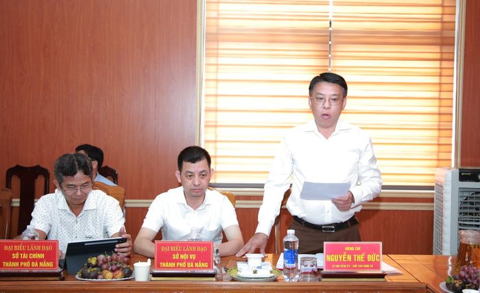 Bí thư Đảng ủy xã Thu Bồn Nguyễn Thế Đức báo cáo tại buổi làm việc. Ảnh: ĐẮC MẠNH