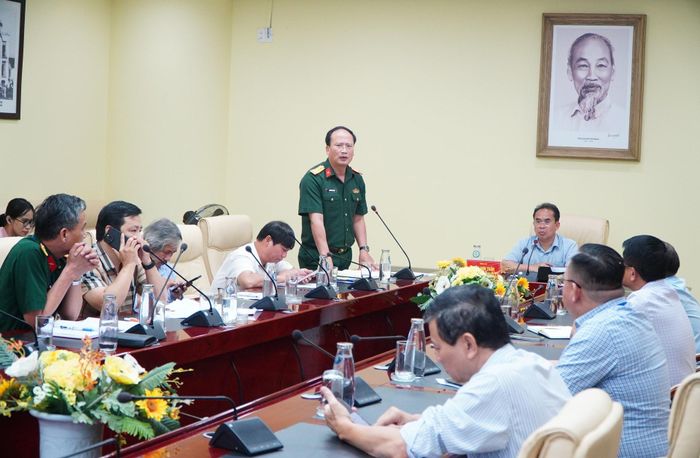 Đại tá Nguyễn Tuấn Anh, Phó Tư lệnh Binh đoàn 12, Phó Tổng Giám đốc Tổng Công ty Xây dựng Trường Sơn phát biểu tại cuộc họp. Ảnh: TÂM ĐAN