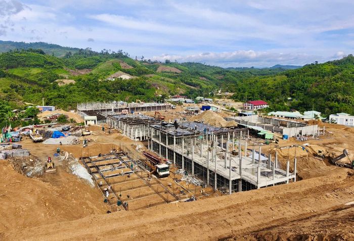 Công trình Trường Phổ thông nội trú Tiểu học và THCS Đắc Pring đang được gấp rút đẩy nhanh tiến độ, đảm bảo hoàn thành đưa vào hoạt động trong năm học 2026 - 2027. Ảnh: VĂN VINH