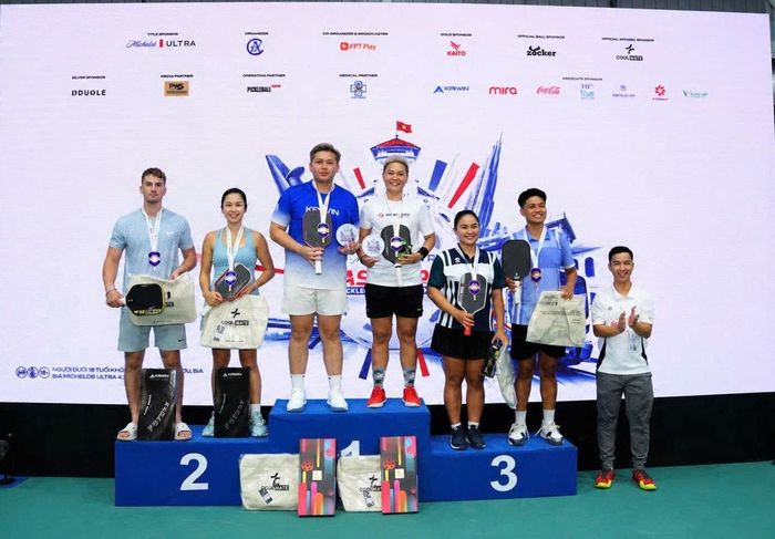 Vận động viên Phúc Phan và Bình Rafa giành Huy chương Vàng nội dung đôi nam nữ Advance 19+. Ảnh do nhân vật cung cấp