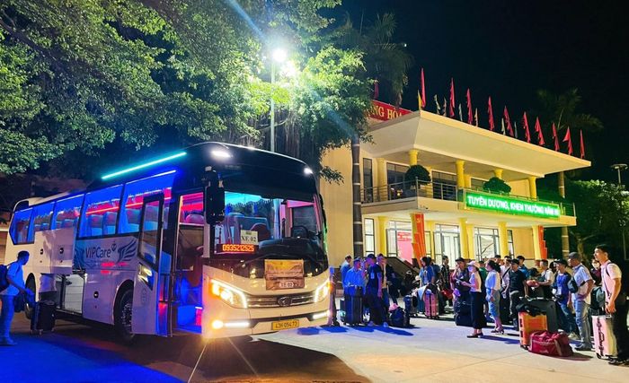Sau buổi gặp mặt, phường Hòa Khánh bố trí xe đưa người lao động đến sân bay để xuất cảnh sang Hàn Quốc làm việc. Ảnh: Địa phương cung cấp