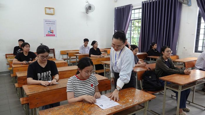 Thí sinh rà soát thông tin trên giấy báo dự thi. Ảnh: NGỌC HÀ
