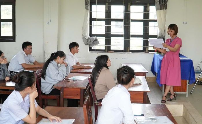 Giám thị phổ biến quy chế thi tại điểm thi Trường THPT chuyên Nguyễn Bỉnh Khiêm (phường Bàn Thạch). Ảnh: HỒ QUÂN
