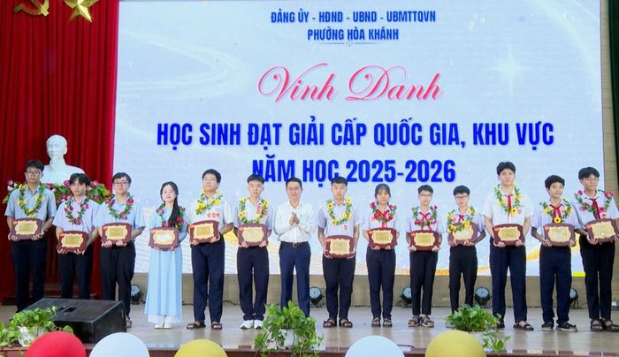 Lãnh đạo phường Hòa Khánh vinh danh học sinh đoạt giải cấp quốc gia, khu vực. Ảnh: QUANG THẮNG