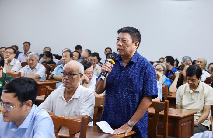 Cử tri phường An Hải phát biểu ý kiến. Ảnh: NGỌC PHÚ