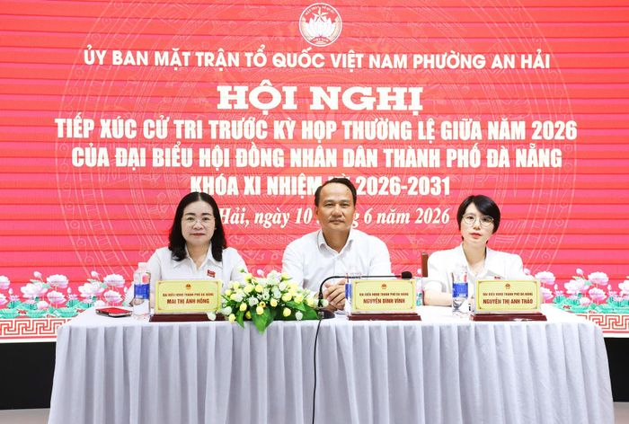Phó Bí thư Thường trực Thành ủy Nguyễn Đình Vĩnh (giữa) và các đại biểu thuộc Tổ đại biểu số 3 HĐND thành phố tiếp xúc cử tri. Ảnh: NGỌC PHÚ