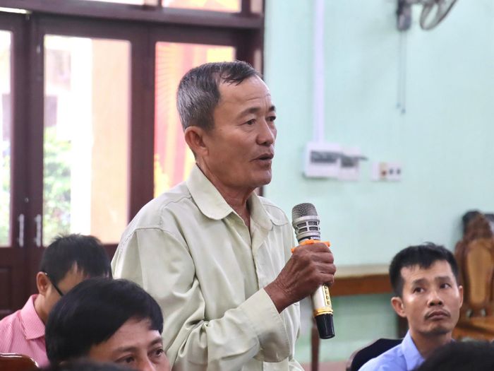 Cử tri phường An Thắng phát biểu ý kiến tại buổi tiếp xúc. Ảnh: QUỐC TUẤN