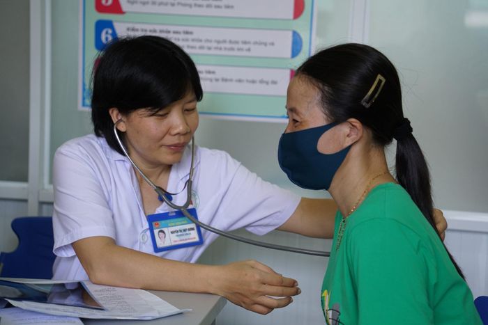 Khám sức khỏe định kỳ giúp người dân phát hiện sớm bệnh lao và các bệnh lý hô hấp khác. Ảnh: Trâm Anh
