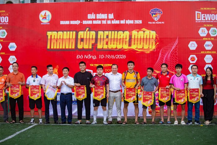 Ban tổ chức trao cờ lưu niệm cho các đội bóng tham dự giải. Ảnh: BẢO LÂM