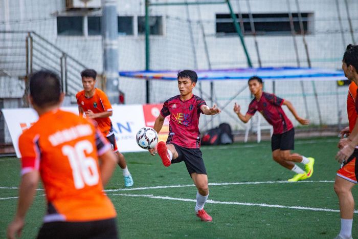 Các cầu thủ tranh giành bóng quyết liệt trong trận đấu đầu tiên của giải. Ảnh: BẢO LÂM