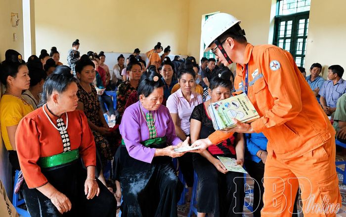 Công ty Điện lực Điện Biên tăng cường tuyên truyền, hướng dẫn người dân quy trình sử dụng điện an toàn mùa mưa lũ.