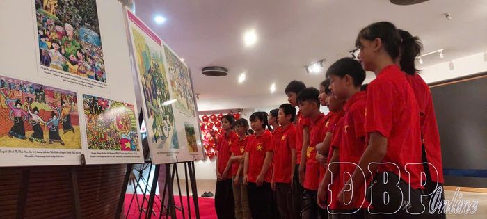 Các em thiếu niên xem triển lãm tranh trong khuôn viên bảo tàng.