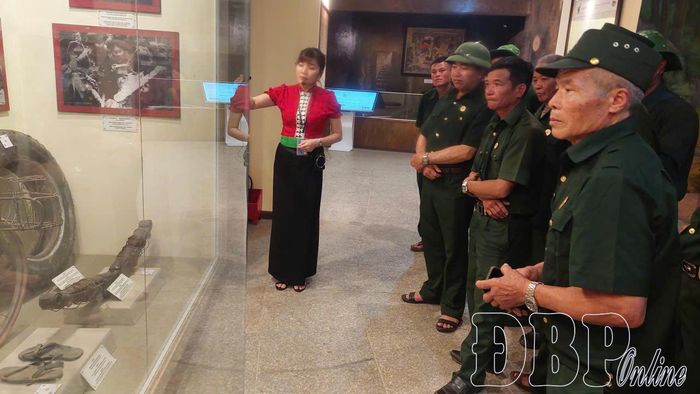 Đoàn cựu chiến binh phường Chiềng Cơi, tỉnh Sơn La tham quan Bảo tàng Chiến thắng Điện Biên Phủ.