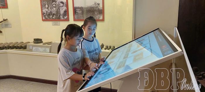 Trong chuyến tham quan Điện Biên, bé Vũ Ngọc Phương Linh được tới Bảo tàng Chiến thắng Điện Biên Phủ.