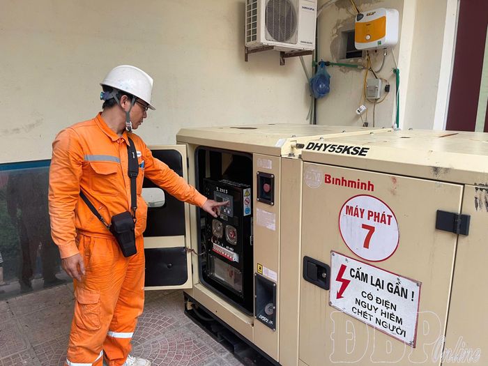 Nhân viên Điện lực Điện Biên Phủ kiểm tra, bảo dưỡng máy phát điện dự phòng, sẵn sàng phương án cấp điện an toàn cho kỳ thi tốt nghiệp THPT.