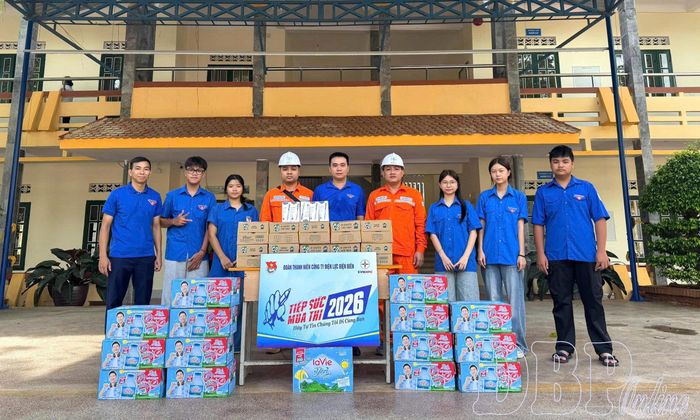 Đoàn Thanh niên Công ty Điện lực Điện Biên hỗ trợ thí sinh tại điểm thi Trường THPT Điện Biên Phủ.