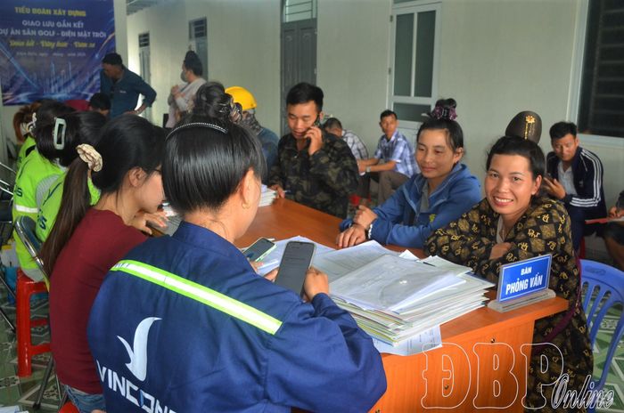 Lao động Điện Biên từ nhiều địa phương trong tỉnh và các tỉnh, thành miền xuôi trở về quê hương tham gia ứng tuyển, 