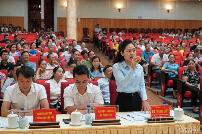 Bí thư Đảng ủy phường Mường Thanh, Đỗ Thị Thu Thủy trả lời kiến nghị của người dân.