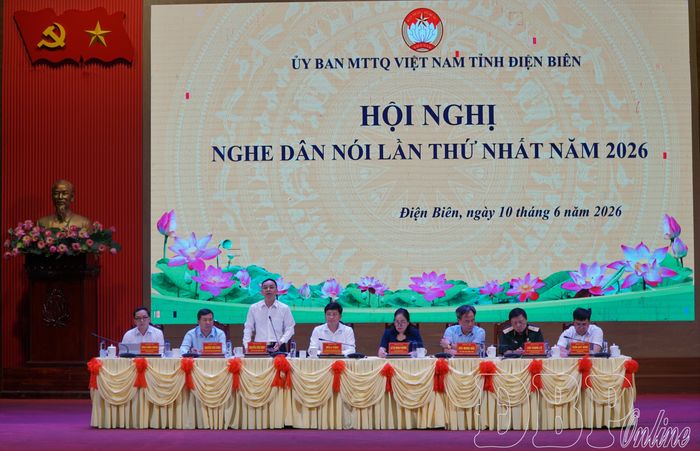 Phó Chủ tịch UBND tỉnh Nguyễn Văn Đoạt trả lời các ý kiến của người dân.