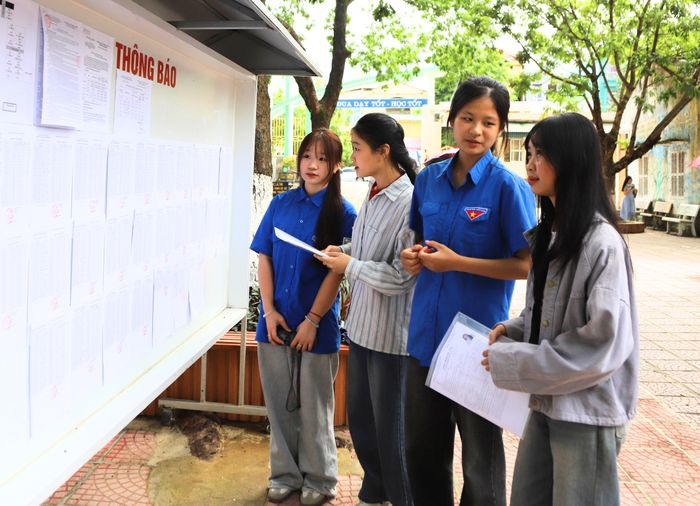 Đoàn viên thanh niên hướng dẫn sơ đồ phòng thi cho thí sinh tại điểm thi Trường THPT Điện Biên Phủ.
