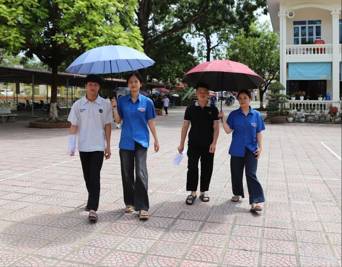 Đoàn viên thanh niên hỗ trợ thí sinh di chuyển vào khu vực thi tìm hiểu sơ đồ, làm thủ tục.