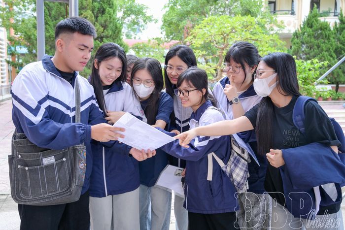 Thí sinh trao đổi về lịch thi tốt nghiệp THPT năm 2026.