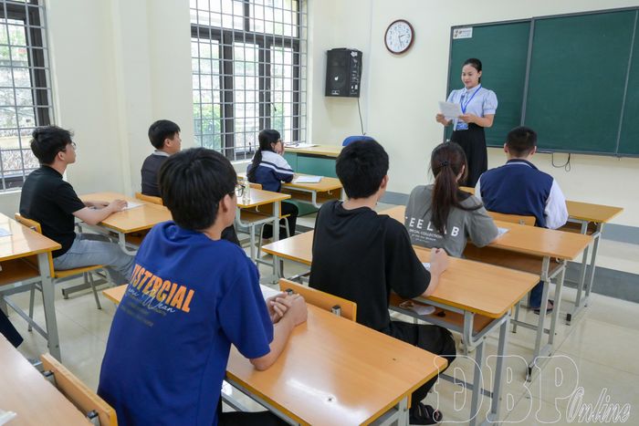 Cán bộ coi thi phổ biến quy chế thi cho thí sinh tại điểm thi Trường THPT Chuyên Lê Quý Đôn.