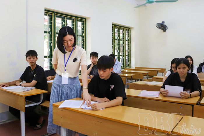 Cán bộ coi thi rà soát thông tin của thí sinh tại điểm thi Trường THPT Điện Biên Phủ.